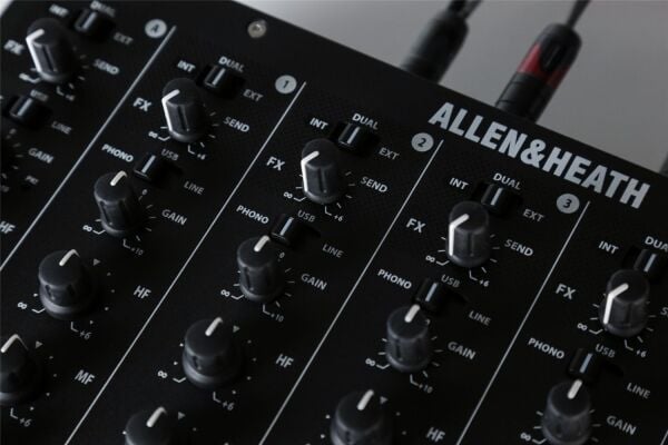 Xone:PX5 4+1 Kanal Efektli Analog DJ Mikseri
