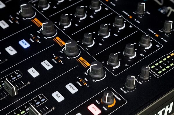 Xone:43 4+1 Kanal Analog DJ Mikseri