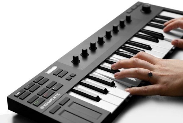 Komplete Kontrol M32 Midi Klavye